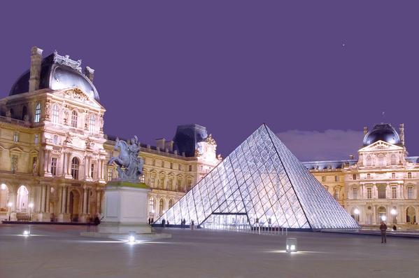 La Pyramide Du Louvre